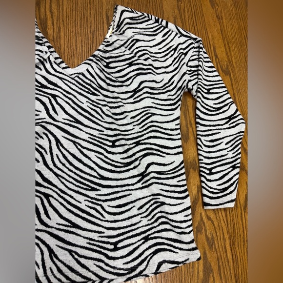 Maeve Anthropologie Top Women’s Sz M Zebra Animal Print V Neck Soft Knit Sexy - Picture 9 of 12